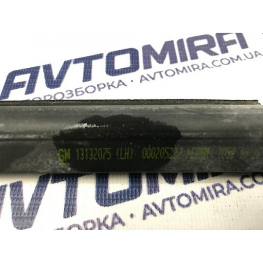 Ущільнювач скла задньої лівої двері Opel Zafira B 2005-2011 13132075